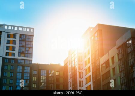 Bâtiments modernes à la lumière du soleil et fond bleu ciel. Banque D'Images