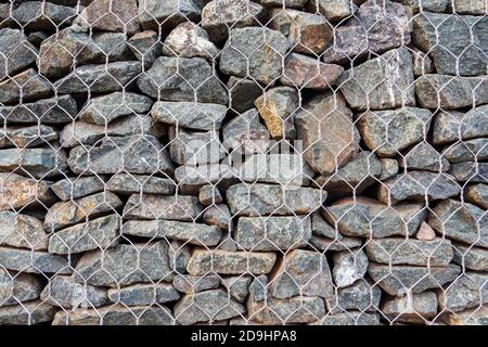 Clôture en pierres en maille métallique, gros plan de la gabion pour le génie civil, l'aménagement paysager de la construction de routes. Banque D'Images