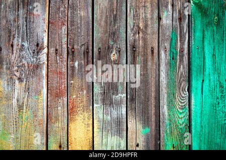 vieux panneaux en bois avec clous, taches de peinture verte et jaune sur la planche en bois à texture naturelle. Banque D'Images
