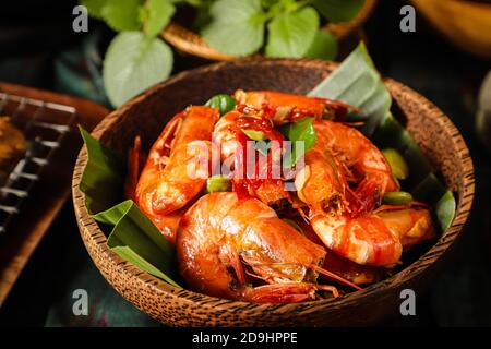 Udang Goreng. Crevettes entières poêlées en carapace. Banque D'Images