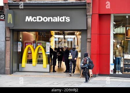 Londres, Royaume-Uni. 05ème novembre 2020. Restaurant McDonalds dans Oxford Street à Londres. Les restaurants ne sont autorisés à ouvrir leurs portes que pour les commandes à emporter pendant le second confinement des Englands. Crédit : SOPA Images Limited/Alamy Live News Banque D'Images