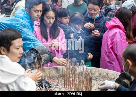 Des troupeaux de visiteurs, vêtus de manteaux de pluie de différentes couleurs, visitent le monastère de Shaolin, également connu sous le nom de temple de Shaolin, qui et sa forêt de Pagoda Wer Banque D'Images