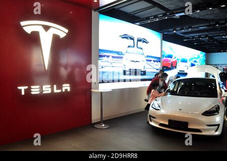 Les citoyens se rendent dans un magasin Tesla pour faire l'expérience de la réduction de prix des véhicules électriques, Shanghai, Chine, 7 octobre 2020. Tesla a réduit le prix de son chinois-ma Banque D'Images