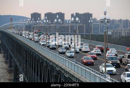 Un flux de circulation très chargé composé de divers véhicules se déplace lentement sur le pont du fleuve Nanjing Yangtze, un pont à double-decked route-rail, comme le 2020 Banque D'Images