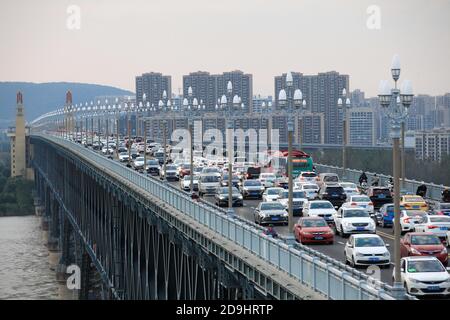 Un flux de circulation très chargé composé de divers véhicules se déplace lentement sur le pont du fleuve Nanjing Yangtze, un pont à double-decked route-rail, comme le 2020 Banque D'Images