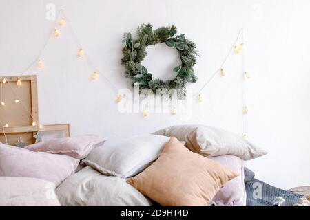 Intérieur de la chambre avec décorations de Noël Banque D'Images