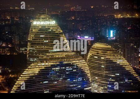 Vue aérienne de la SOHO Wangjing éclairée à Beijing, Chine, 7 octobre 2020. Banque D'Images