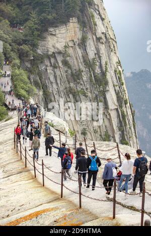 Les touristes escaladent le Mont Hua, la montagne occidentale des cinq grandes montagnes de Chine et a une longue histoire de signification religieuse, le long d'une route Banque D'Images