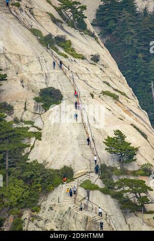 Les touristes escaladent le Mont Hua, la montagne occidentale des cinq grandes montagnes de Chine et a une longue histoire de signification religieuse, le long d'une route Banque D'Images