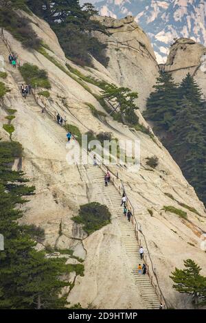 Les touristes escaladent le Mont Hua, la montagne occidentale des cinq grandes montagnes de Chine et a une longue histoire de signification religieuse, le long d'une route Banque D'Images