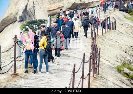 Les touristes escaladent le Mont Hua, la montagne occidentale des cinq grandes montagnes de Chine et a une longue histoire de signification religieuse, le long d'une route Banque D'Images