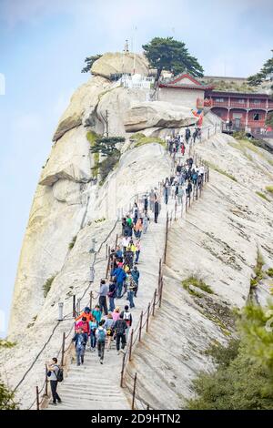 Les touristes escaladent le Mont Hua, la montagne occidentale des cinq grandes montagnes de Chine et a une longue histoire de signification religieuse, le long d'une route Banque D'Images