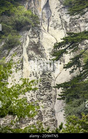 Les touristes escaladent le Mont Hua, la montagne occidentale des cinq grandes montagnes de Chine et a une longue histoire de signification religieuse, le long d'une route Banque D'Images