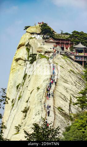 Les touristes escaladent le Mont Hua, la montagne occidentale des cinq grandes montagnes de Chine et a une longue histoire de signification religieuse, le long d'une route Banque D'Images