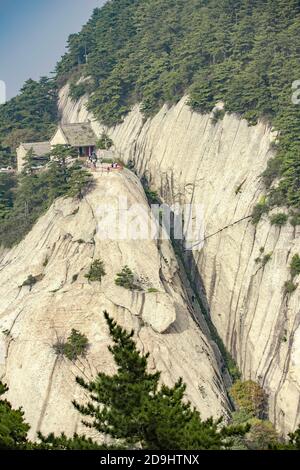 Les touristes escaladent le Mont Hua, la montagne occidentale des cinq grandes montagnes de Chine et a une longue histoire de signification religieuse, le long d'une route Banque D'Images