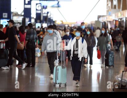 Les gens se promo à l'aéroport international de Kunming Changshui, dans la ville de Kunming, dans la province du Yunnan, au sud-ouest de la Chine, le 8 octobre 2020. Banque D'Images