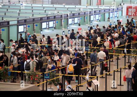 Les gens se promo à l'aéroport international de Kunming Changshui, dans la ville de Kunming, dans la province du Yunnan, au sud-ouest de la Chine, le 8 octobre 2020. Banque D'Images