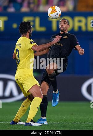 Vila Real. 6 novembre 2020. Le Raul Albiol (L) de Villarreal est en rencontre avec Nick Blackman de tel Aviv lors de l'UEFA Europa League Group I match entre Villarreal CF et Maccabi tel Aviv F.C. à l'Estadio de la Ceramica à Vila-Real, Espagne, le 5 novembre 2020. Crédit: Pablo Morano/Xinhua/Alay Live News Banque D'Images