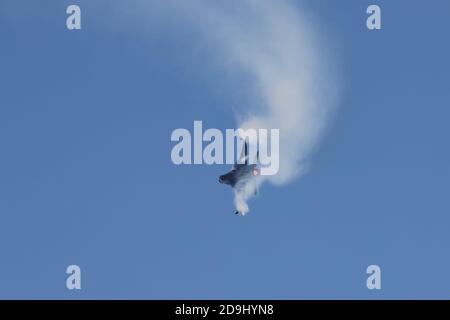 BURSA, TURQUIE - 12 OCTOBRE 2020 : spectacle de vol en acrobatie de Soloturk dans le district de Mudanya lors de la célébration du 98e anniversaire de Mudanya Armistice Banque D'Images