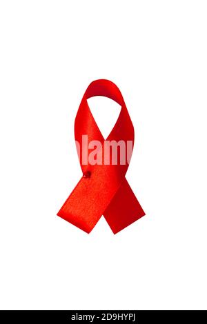 Journée mondiale du sida. Ruban rouge isolé comme symbole de ce jour. Concept de soins de santé. Banque D'Images