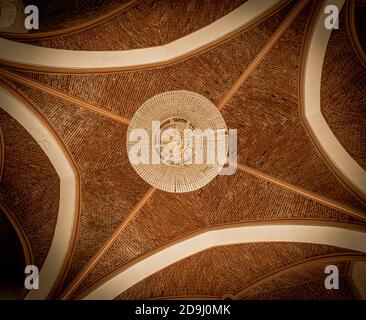 Photo à angle bas du plafond du Kamieniec Zabkowicki palais en Pologne Banque D'Images