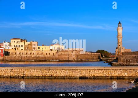 Belle vue matinale sur le phare vénitien, les murs du château de Firka et les jetées du vieux port vénitien de Chania, Crète, Grèce à l'heure d'or. Banque D'Images