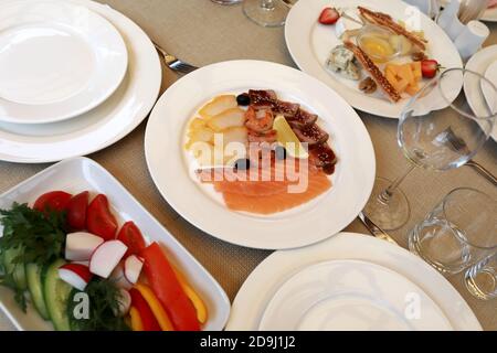 Table à manger avec divers hors-d'œuvre au restaurant Banque D'Images