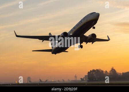 Aéroport de Londres Southend, Essex, Royaume-Uni. 6 novembre 2020. Bien que le Royaume-Uni soit de nouveau verrouillé, Michael O'Leary, directeur général de Ryanair, a déclaré qu'il n'annulera pas les vols, ce qui signifie que les passagers ne seront pas remboursé. Ils pourront toutefois passer à un vol ultérieur. Dans le cadre du deuxième confinement, le gouvernement britannique a interdit tout voyage, sauf essentiel, en Angleterre. Le premier vol à partir de l'aéroport de Southend depuis le début du second confinement a été le FR2184 à 06:45 à destination d'Alicante, en Espagne, un pays qui a également vu une augmentation de l'infection Banque D'Images