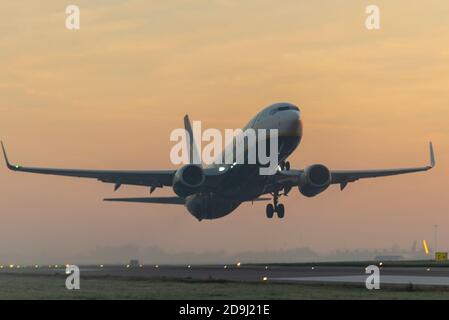 Aéroport de Londres Southend, Essex, Royaume-Uni. 6 novembre 2020. Bien que le Royaume-Uni soit de nouveau verrouillé, Michael O'Leary, directeur général de Ryanair, a déclaré qu'il n'annulera pas les vols, ce qui signifie que les passagers ne seront pas remboursé. Ils pourront toutefois passer à un vol ultérieur. Dans le cadre du deuxième confinement, le gouvernement britannique a interdit tout voyage, sauf essentiel, en Angleterre. Le premier vol à partir de l'aéroport de Southend depuis le début du second confinement a été le FR2184 à 06:45 à destination d'Alicante, en Espagne, un pays qui a également vu une augmentation de l'infection Banque D'Images