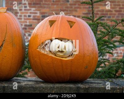 Citrouille sculptée Halloween amusante, Royaume-Uni Banque D'Images