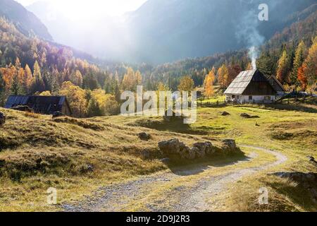 Paysage typique de la vallée de Trenta en automne, Slovénie Banque D'Images