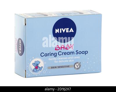 BUCAREST, ROUMANIE - 12 JANVIER 2016. Porte-savon NIVEA Baby Caring Cream isolé sur blanc Banque D'Images