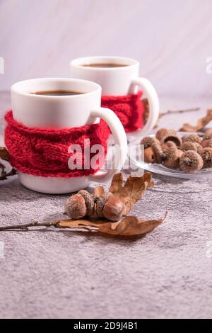 Deux tasses de café en glands. Un substitut au café. Boisson d'automne. Orientation verticale. Banque D'Images