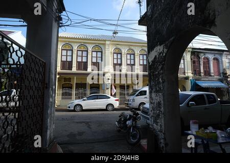 Maisons sino-portugaises traditionnelles romantiques avec fenêtres voûtées dans Krabi Road, Phuket Town (Phuket City), Phuket, Thaïlande du Sud Banque D'Images