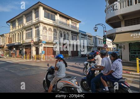 Vue sur une maison sino-portugaise traditionnelle avec des fenêtres voûtées à l'intersection de Yaowarat Rd. / Thalang Rd., Phuket Town, Phuket, Thaïlande du Sud Banque D'Images