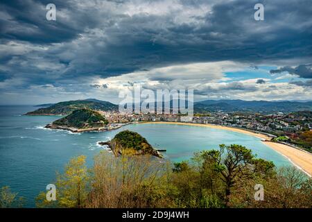 Vue aérienne de Saint-Sébastien, Espagne lors d'une belle journée d'automne Banque D'Images