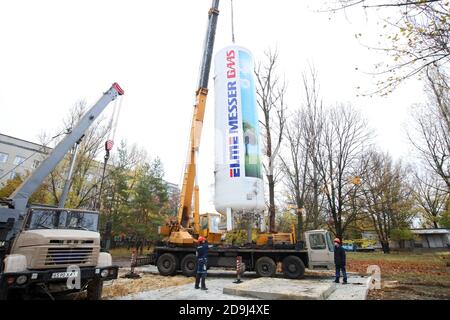 Non exclusif: KHARKIV, UKRAINE - 5 NOVEMBRE 2020 - un réservoir supplémentaire avec 20 mètres cubes d'oxygène médical est installé en dehors de la Kharkiv Banque D'Images