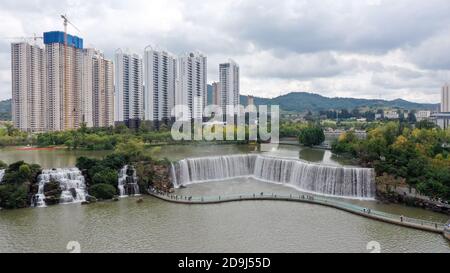 Vue aérienne du parc de chutes d'eau de Kunming dans la ville de Kunming, une énorme cascade artificielle de 400 mètres de largeur fabriquée par l'homme dans le sud-ouest de la Chine Yunnan pr Banque D'Images