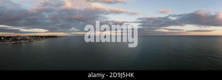 Panorama matinal de la mer et de la ville sur la côte. Vue de la mer Banque D'Images
