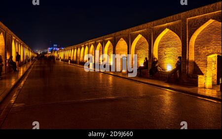 Pont Allahverdi Khan ou pont si-o-se-Pol au-dessus de la rivière Zayandeh, Isfahan, Iran Banque D'Images