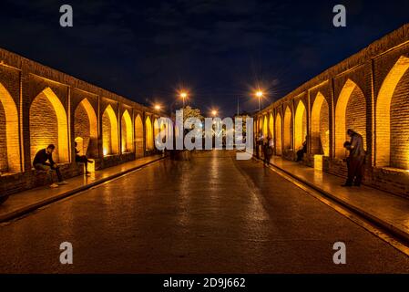 Pont Allahverdi Khan ou pont si-o-se-Pol au-dessus de la rivière Zayandeh, Isfahan, Iran Banque D'Images
