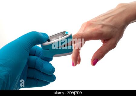 Concept de moniteur de fonction pulmonaire avec un médecin dans un dispositif de gants en latex qui mesure le taux d'oxygène dans le sang appelé oxymètre de pouls et patient doigt isolé Banque D'Images