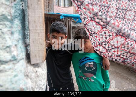 Ankara, Turquie. 30 avril 2020. Les enfants syriens posent pour une photo dans un camp de réfugiés.selon les 77 000 réfugiés syriens qui séjournent dans la capitale de la Turquie tentent de survivre à l'épidémie COVID-19 à Ankara Ulus. Dans la course à la survie, les enfants des réfugiés passent également un grand test. Les enfants qui ne reçoivent pas l'éducation, la santé et les services de soins adéquats essaient d'être heureux avec tout ce qu'ils trouvent. Pour ces enfants qui font des fusils en bois et des boules de papier sont toujours inquiets de leur destin futur. Crédit: Tunahan Turhan/SOPA Images/ZUMA Wire/Alay Live News Banque D'Images