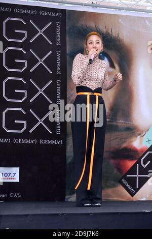 La chanteuse et actrice taïwanaise Emma Wu ou GUI joue sur la scène