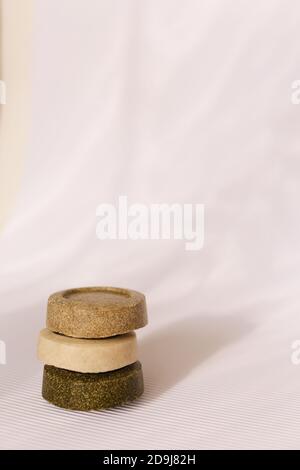 Trois barres solides de savon sur fond blanc. Banque D'Images