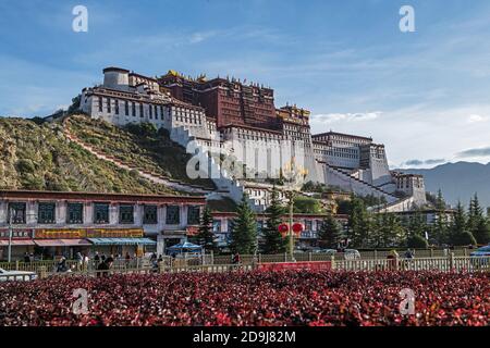 Le Palais Potala est un magnifique bâtiment avec la plus haute altitude au monde. C'est aussi le plus grand et le plus complet complexe de palais ancien sur Banque D'Images