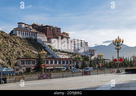 Le Palais Potala est un magnifique bâtiment avec la plus haute altitude au monde. C'est aussi le plus grand et le plus complet complexe de palais ancien sur Banque D'Images