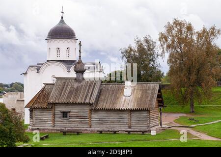 Ancienne chapelle en bois et église Saint-Georges dans la forteresse de Ladoga. Staraya Ladoga, Russie Banque D'Images