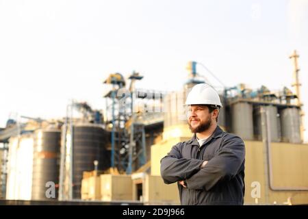 Portrait d'un directeur industriel mâle debout près de l'usine à l'extérieur. Banque D'Images