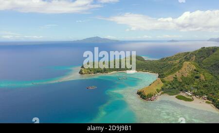 Paysage marin avec îles tropicales et eau turquoise. L'île des dinosaures dormant est située sur l'île de Mindanao, aux Philippines. Banque D'Images